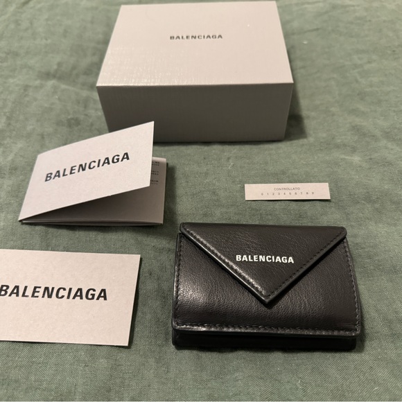 NEW ✨ BALENCIAGA PAPIER TRIFOLD MINI WALLET IN BLACK - Picture 2 of 4